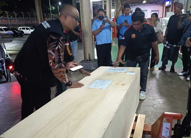 MENYISAKAN MISTERI : Pemulangan jenazah mendiang Kadek Agus Winarta, Pekerja Migran Indonesia (PMI) asal Desa Gitgit, Buleleng. (foto:istimewa)