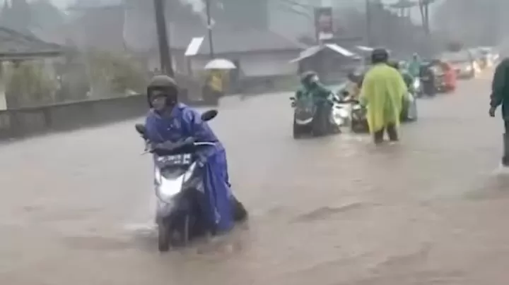 GENANGI JALAN RAYA: Banjir di jalan raya Pancasari Kecamatan Sukasada Buleleng  yang terus menggenang hingga Senin pagi, 12  Januari 2026.