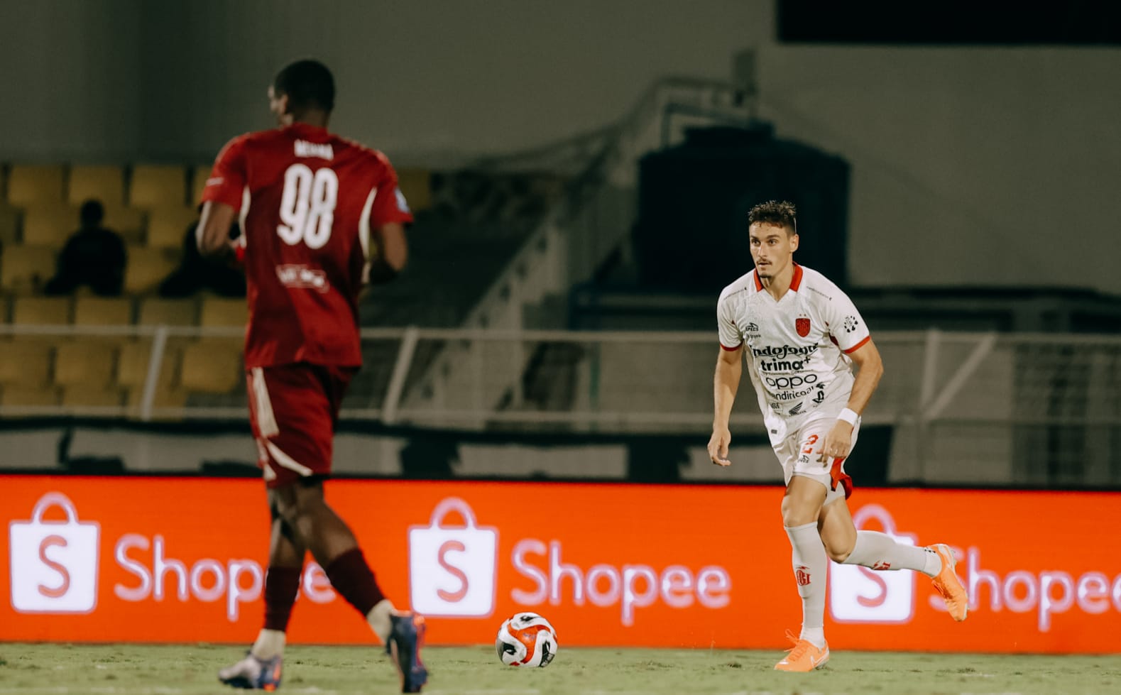 Joao Ferrari tampil klinis mengawal lini pertahanan Bali United dalam laga panas melawan PSM Makassar. Eks PSIS ini terpilih sebagai pemain terbaik pekan ke-17 Super League.