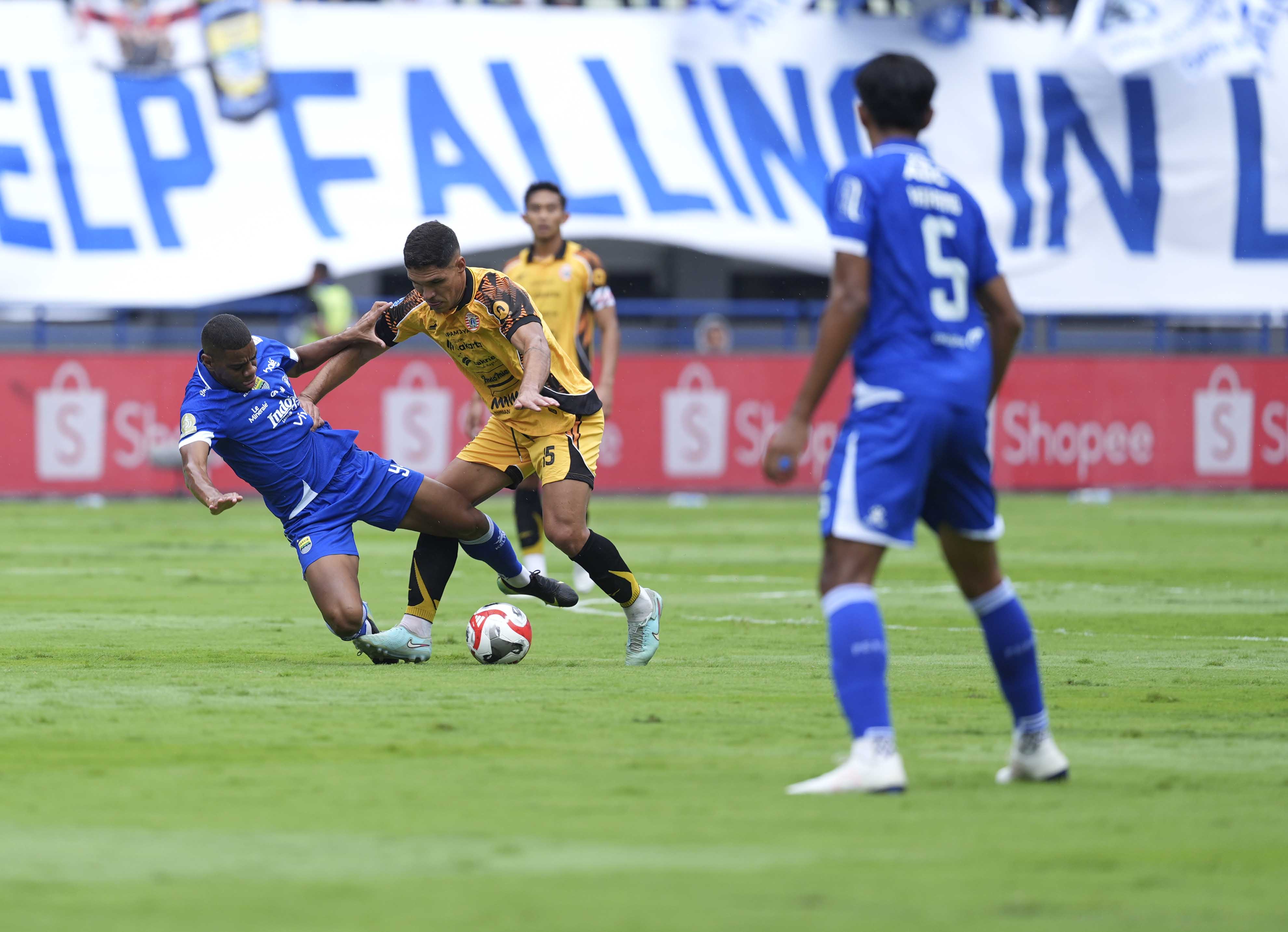 Uilliam Barros berjibaku dengan pemain Persija di laga Persib vs Persija di GBLA.