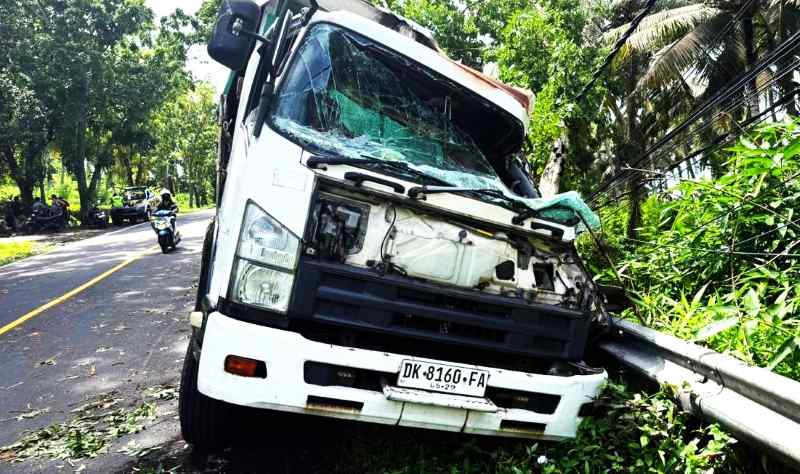 RINGSEK : Kondisi truk tronton nopol  DK 8160 FA yang alami laka tunggal di Jalan Denpasar-Gilimanuk. (ist)