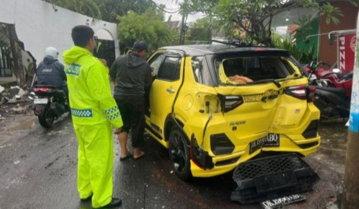 Mobil Toyota Raize DK 1990 ABO hantam pagar rumah warga di Jalan Bantan Kangin, Tibubeneng, Kuta Utara, Badung.