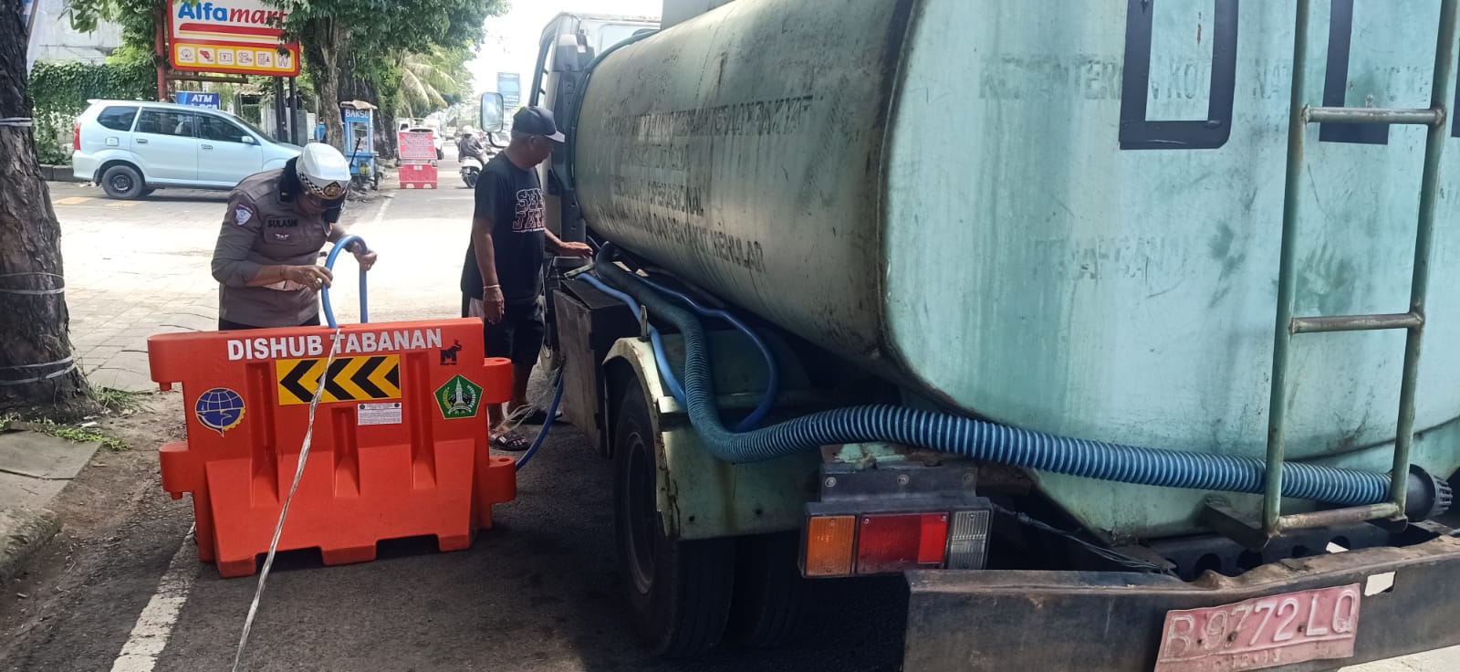 CEGAH SOPIR MEMBANDEL : Polisi memasang barrier biar truk-truk tak sembarangan parkir. (juliadi/radar bali)