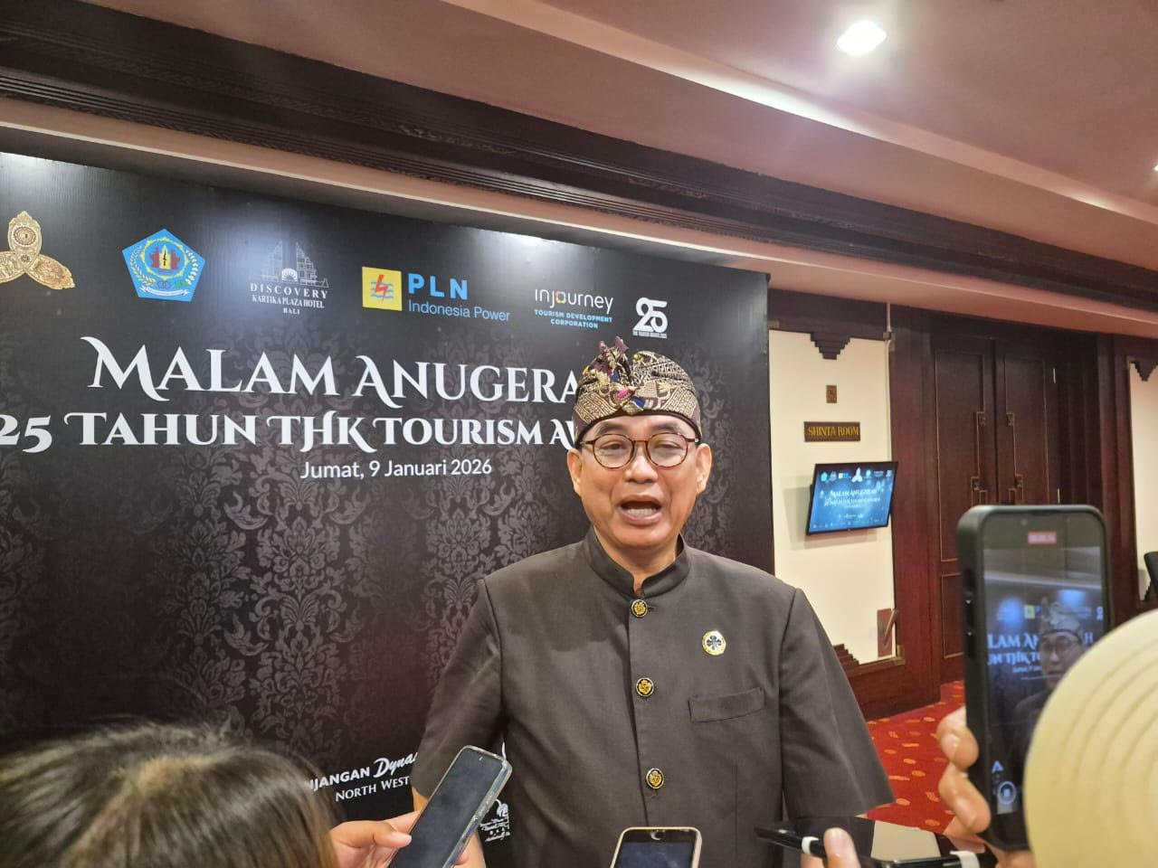 POLEMIK CEK SALDO: Sekretaris PHRI Bali Perry Markus diwawancarai saat  acara THK Tourism Awrad 2026