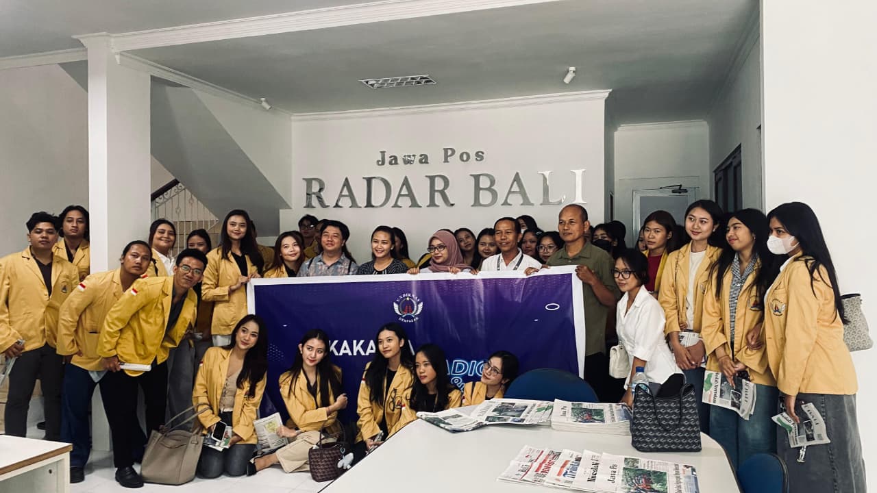 MENYELAMI INDUSTRI MEDIA: Para mahasiswa Ilmu Komunikasi Undiknas saat lokakarya di kantor Redaksi Jawa Pos Radar Bali Jumat 9 Januari 2026 lalu.