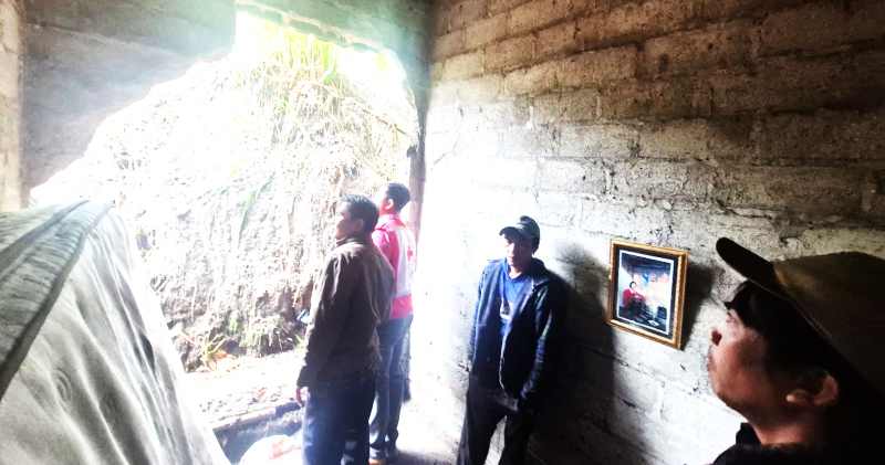 MENGAGETKAN : Kondisi Tanah Longsor di Desa Singan A: Tembok rumah milik I Made Gunawan di Banjar Dinas Ngalaan jebol. (foto:BPBD Bangli)