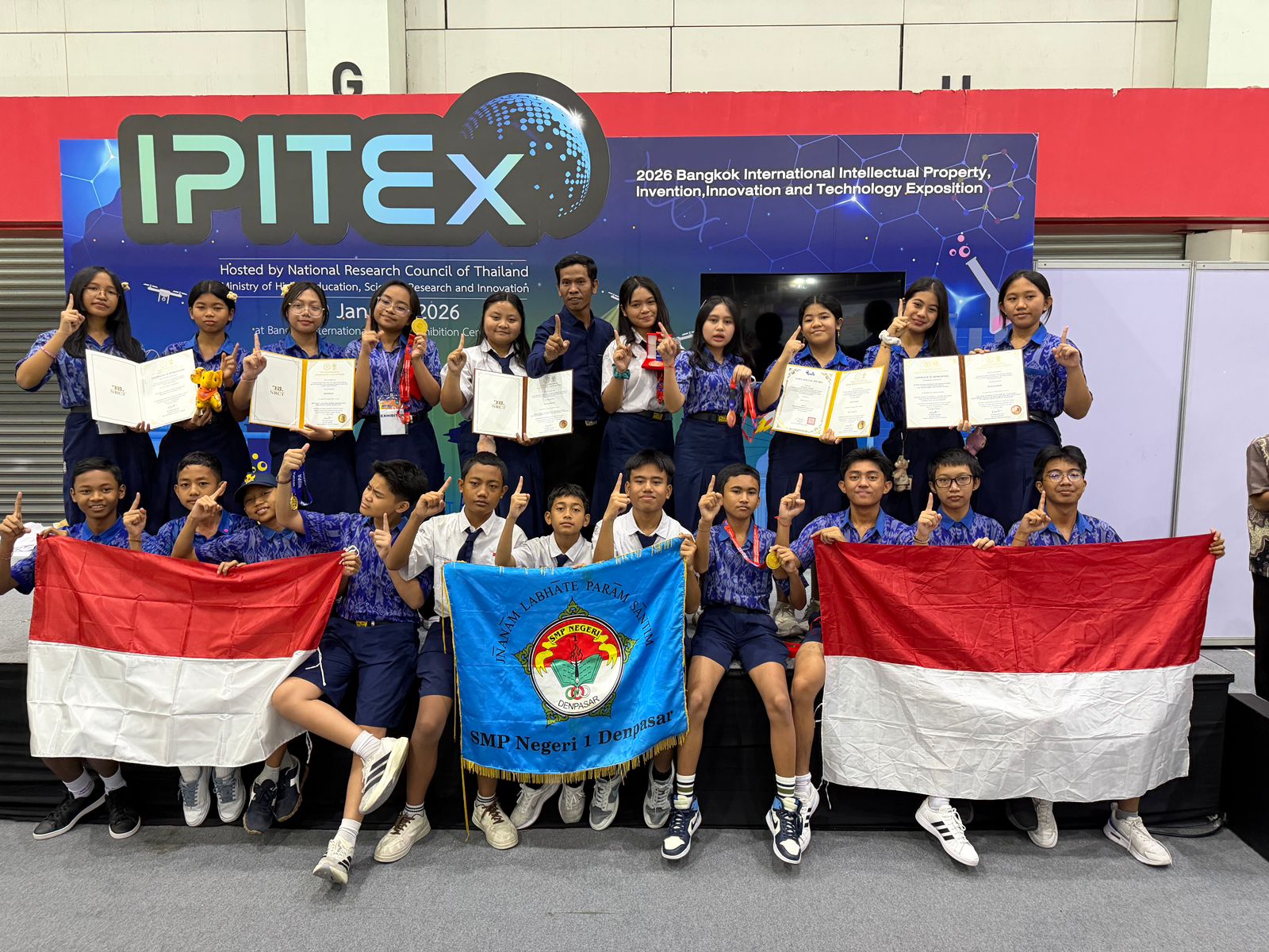 Tim SMPN 1 Denpasar di International Intellectual Property, Invention, Innovation and Technology Exposition (IPIITEX) berhasil raih emas.