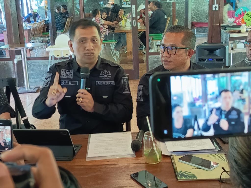 SAMPAIKAN ARGUMEN: Gede Pasek Suardika (kiri) memberi keterangan pers terkait penetapan tersangka Kakanwil BPN Bali, Selasa (13/1).