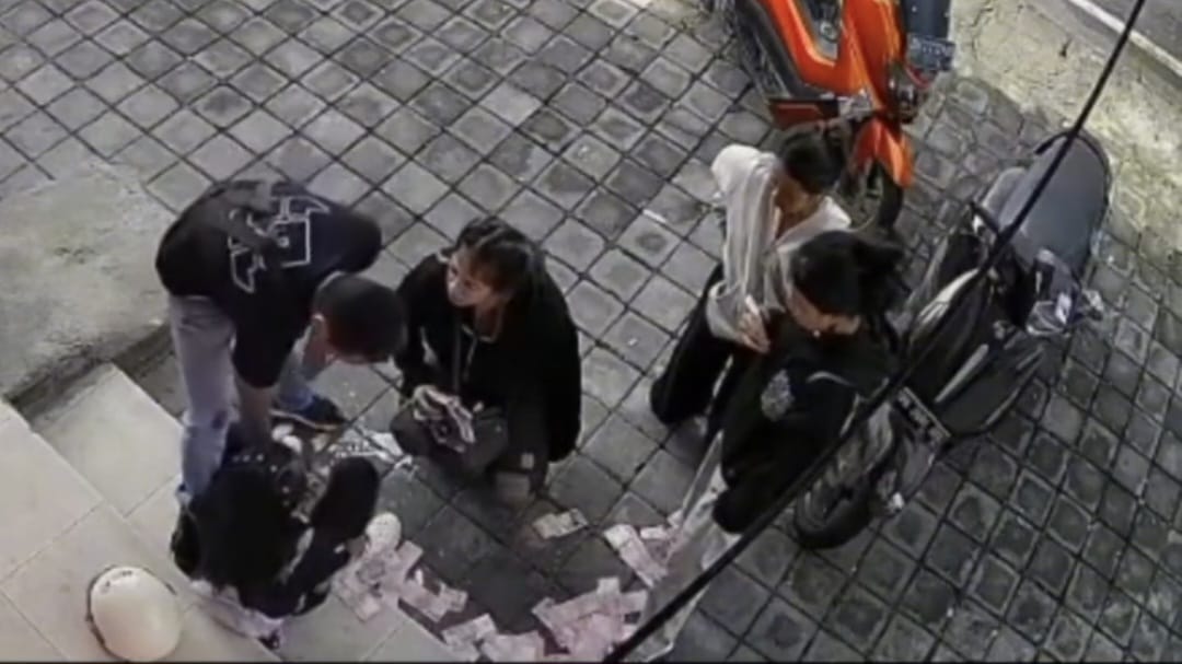 CCTV: Wanita Dewasa berinisial NKI alias Ketut Indah melempar setumpuk uang ke wajah sang anak.