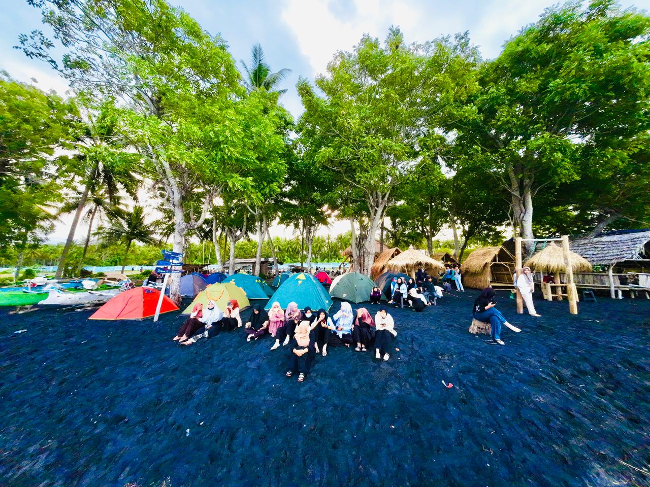 KIAN MEMIKAT: Pengunjung pantai Sunrise Land Lombok Timur menikmati dengan tenda-tenda berwarna warni.