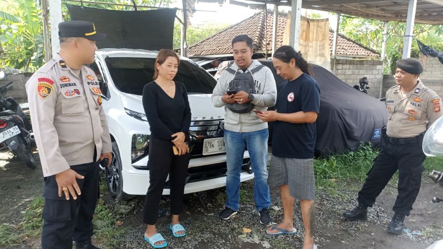 TKP: Polisi datangi lokasi parkir mobil Mitsubishi Xpander di Jalan Narakusuma Nomor 26, Banjar Kepisah, Kelurahan Sumerta Kelod, Denpasar Timur, pada Jumat (9/01/2026).