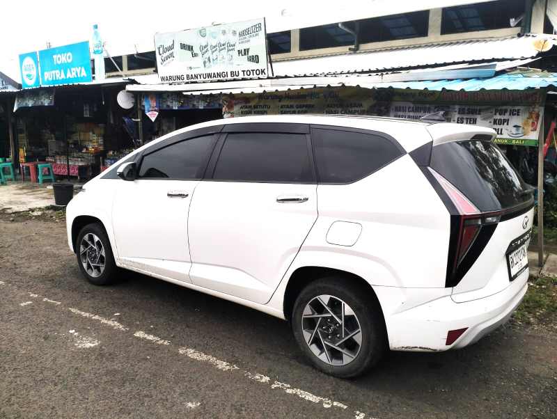 TERPANTAU POLISI: Mobil yang diduga menggunakan STNK Palsu saat diamankan Polsek Gilimanuk. (Foto Polsek Gilimanuk)