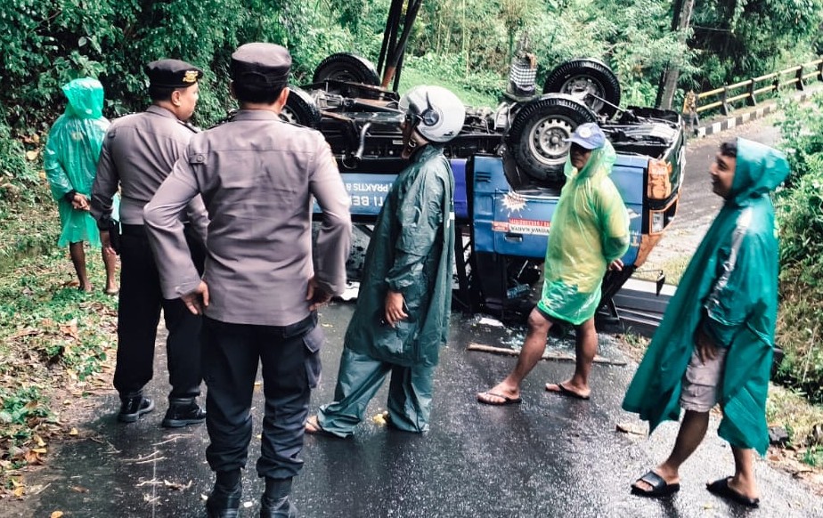 NAHAS : Pkap terguling di Dusun Penasan menuju Dusun Anjingan, Kecamatan Banjarangkan,Klungkung. (Dusun Penasan menuju Dusun Anjingan, Kecamatan Banjarangkan)