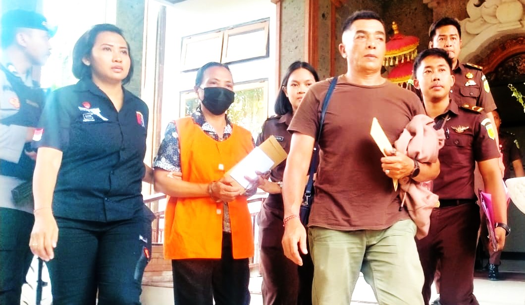 PAKAI DUIT LPD : MS (mengenakan rompi tahanan) segera disidangkan di PN Tabanan. (foto:juliadi/radar bali)