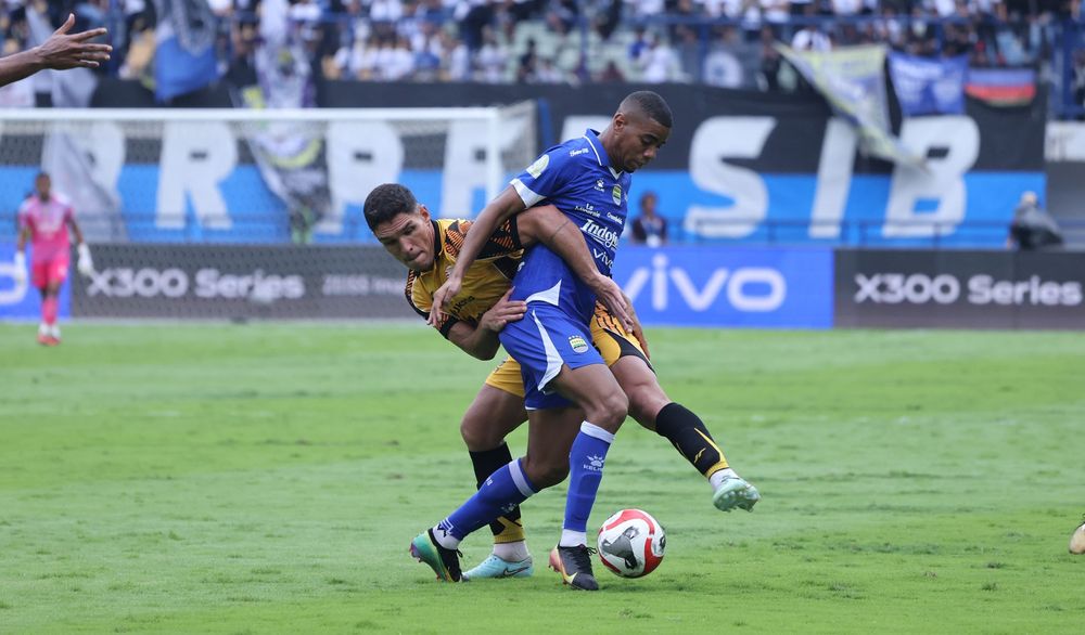 Penyerang Persib Uilliam Barros berduel dengan pemain Persija di el clasico. Uilliam selalu turun dalam 17 laga Persib musim ini.