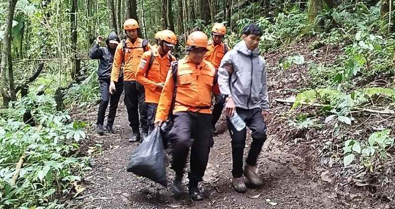 MEMBAIK SETELAH HIPOTERMIA : I Ketut Yedija Karunia Arta remaja pendaki gunung  usia 18 tahun ini sempat mengalami hipotermia. (ist)