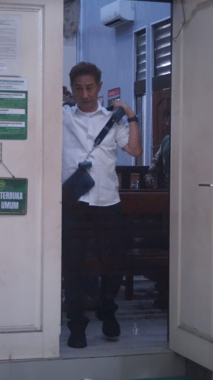 DITOLAK: Budiman Tiang saat menjalani sidang di PN Denpasar. Gugatan perdatanya ditolak.