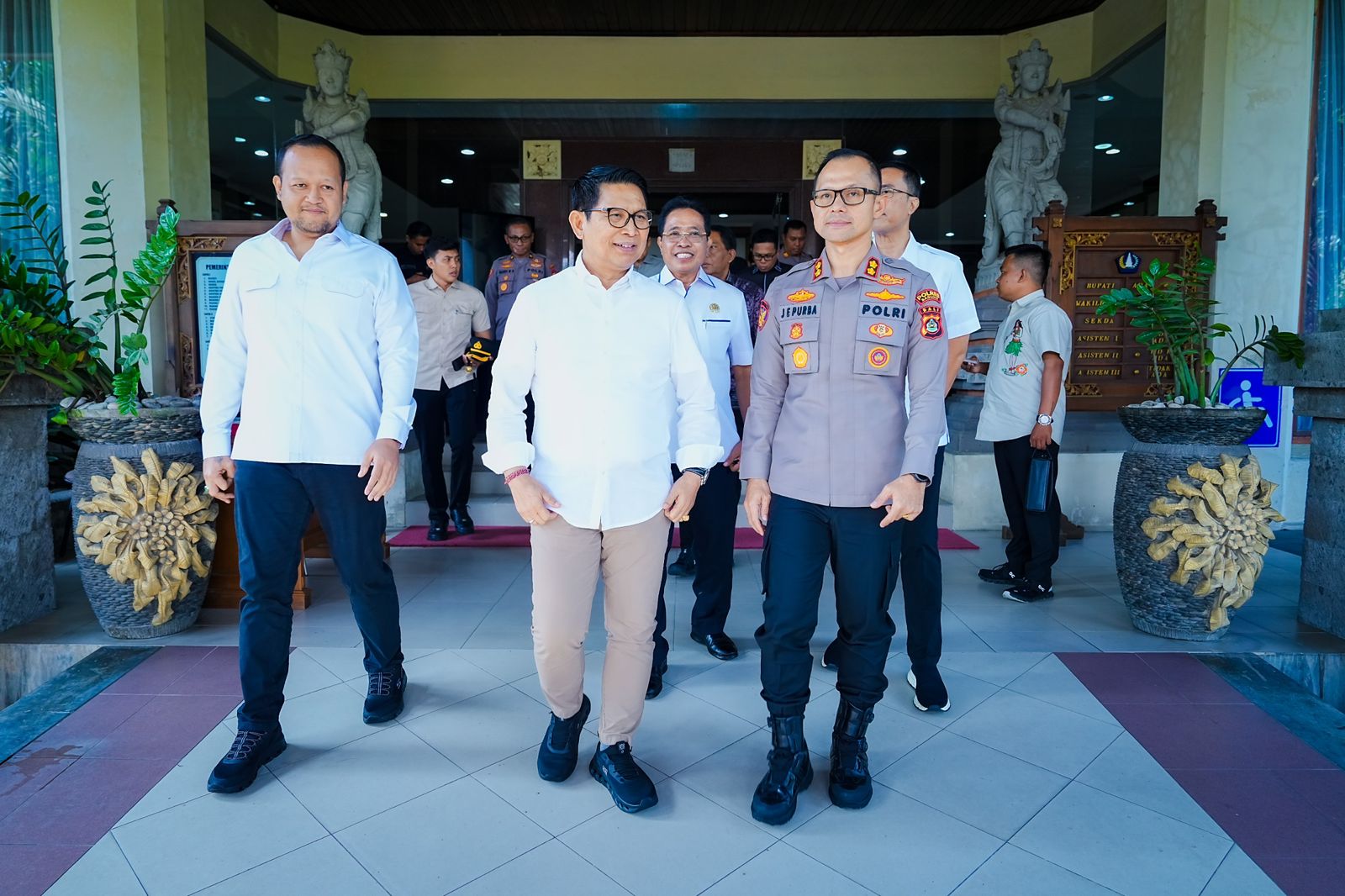 Bupati Wayan Adi Arnawa didampingi Wabup Bagus Alit Sucipta menerima Kapolres Badung AKBP Joseph Edward Purba di Ruang Tamu Bupati, Puspem Badung, Rabu (14/1).