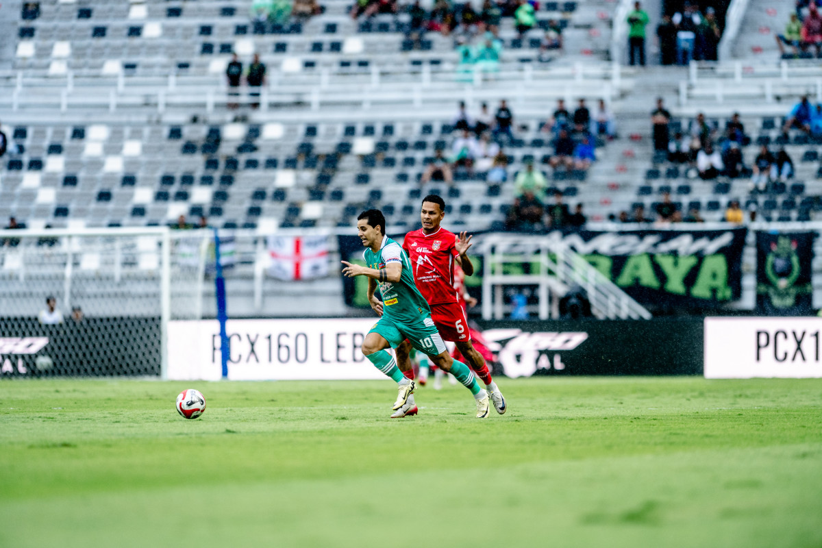 Bruno Moreira mencoba melewati pemain Malut United. Tavares akan melakukan latih tanding untuk memperketat persaingan antarpemain.