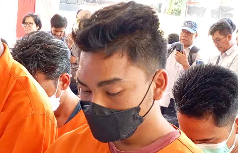 PENABRAK POLISI : Heru Prastiko saat berstatus tersangka dan tahanan Polres Buleleng. (francelino junior)
