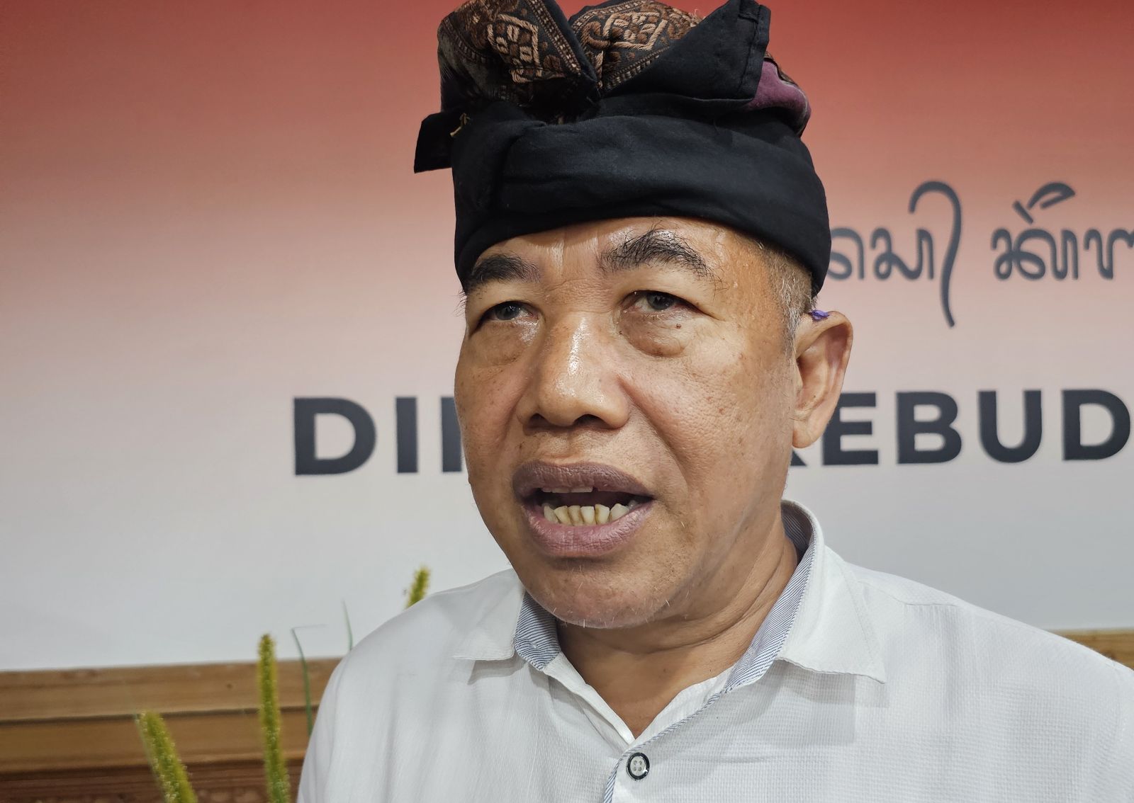 BULAN BAHASA: Kepala Bidang Sejarah dan Dokumentasi Dinas Kebudayaan Provinsi Bali, Made Dana Tenaya, saat ditemui di Denpasar, Rabu (14/1).)