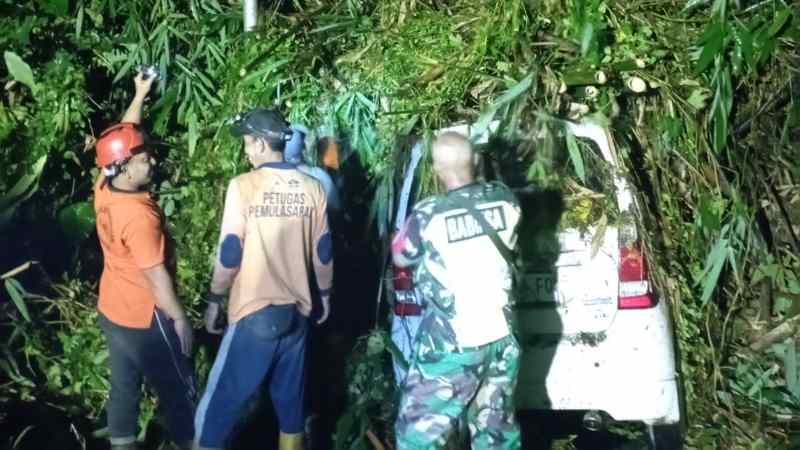 LONGSORAN RUMPUN BAMBU : Tim BPBD juga Babinsa bekerja ekstra saat kejadian di jalan utama Jasan&ndash;Timbul, Desa Sebatu, Kecamatan Tegallalang, Gianyar. (foto:dok.Kominfo Gianyar)