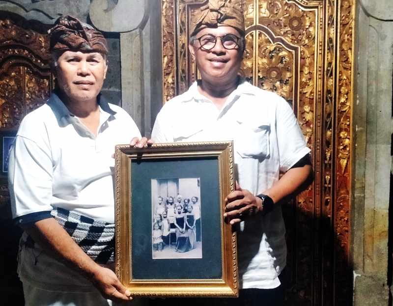 PUNYA ALASAN KESEJARAHAN : Keturunan dan Keluarga dari Sagung Wah Ketua Pasemetonan Puri Dangin Tabanan, I Gusti Ngurah Gede Nugraha didampingi I Gusti Ngurah Anik Aryanto.(juliadi)