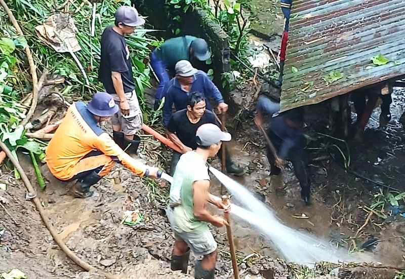 TERKENA LONGSOR : Kondisi senderan tembok rumah warga yang ada di Kecamatan Pupuan, Tabanan rusak parah akibat longsor. (ist)