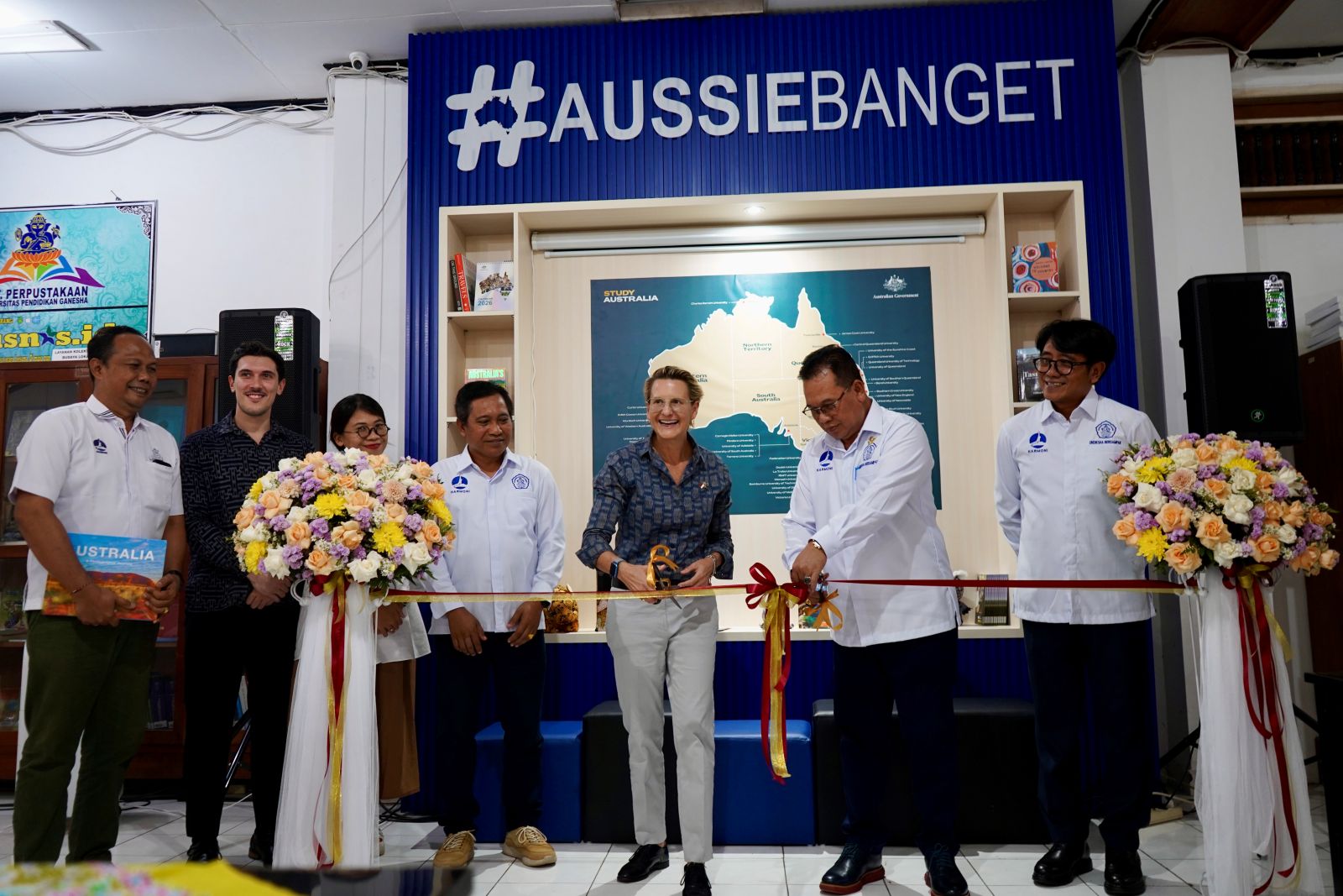 Konsulat Jenderal Australia Jo Stevens bersama Rektor Undiksha Singaraja, Prof. Dr. I Wayan Lasmawan saat membuka Pojok #AussieBanget