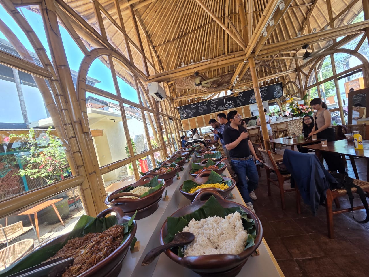 Suasana Opening Luc Soulful Spoon di Jalan Raya Canggu, Kuta Utara, Jumat (16/1/2026). (Marsellus Pampur/Radar Bali)