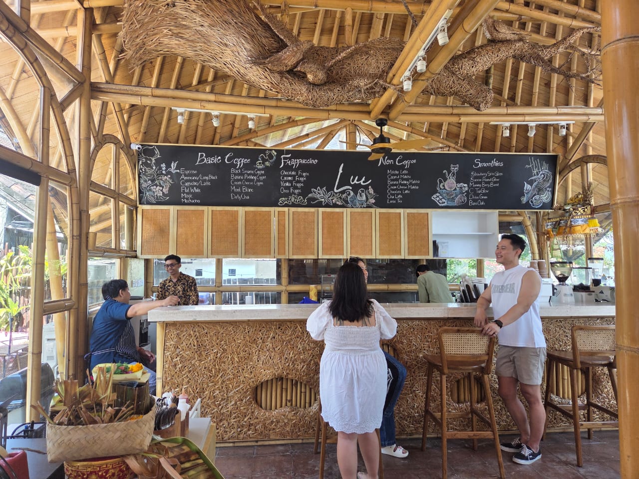 Suasana Opening Luc Soulful Spoon di Jalan Raya Canggu, Kuta Utara, Jumat (16/1/2026). (Marsellus Pampur/Radar Bali)