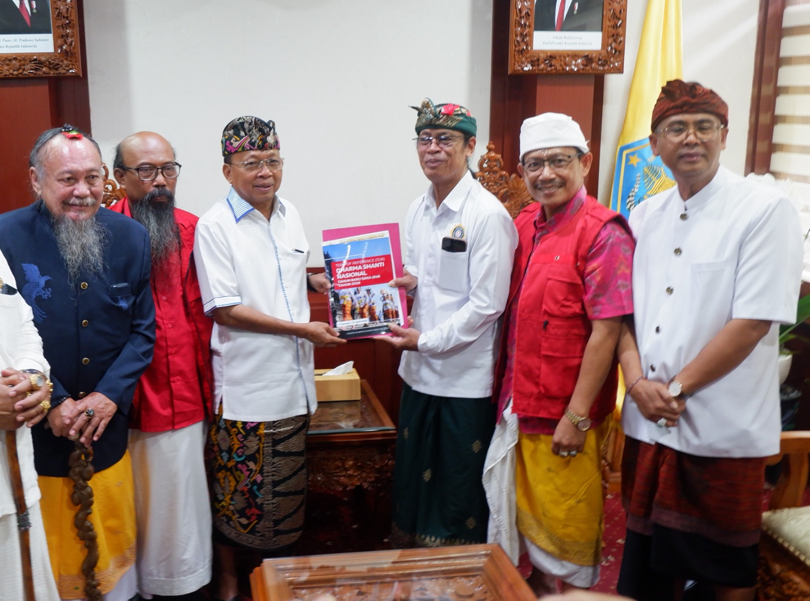 Gubernur Bali Wayan Koster saat menerima panitia Dharma Santi Nasional 2026, Kamis 15 Januari 2026