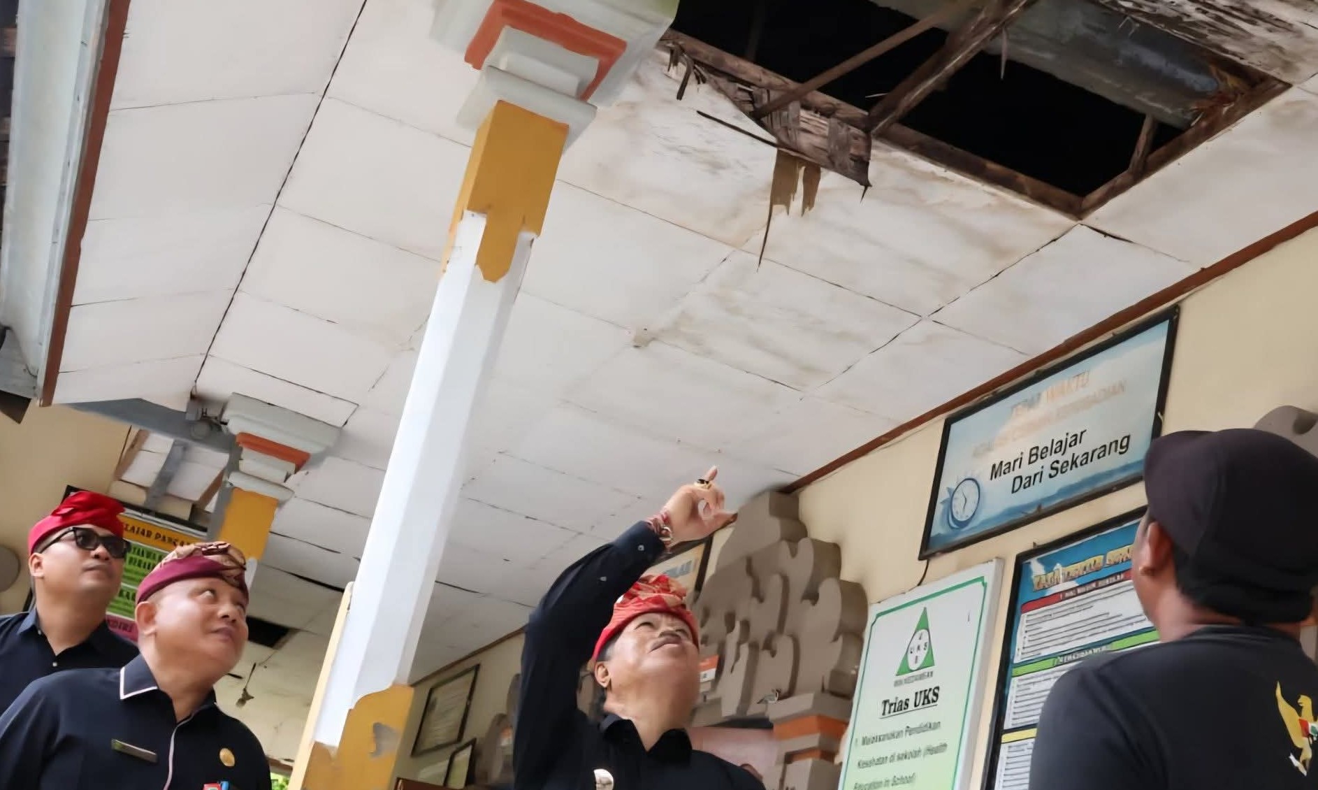 PLAFON JEBOL : Kondisi sekolah SDN 3 Abiantuwung, Kediri Tabanan yang mengalami kerusakan pada plafon. (juliadi/radar bali)