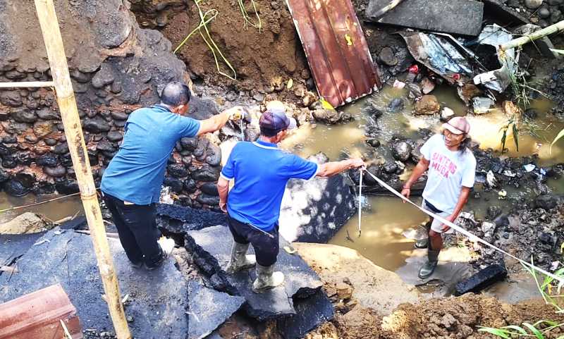 AMBROL : Kondisi jembatan Luwus&ndash;Petang di Banjar Poyan, Kecamatan Baturiti yang terputus akibat hujan deras. (juliadi/radar bali)