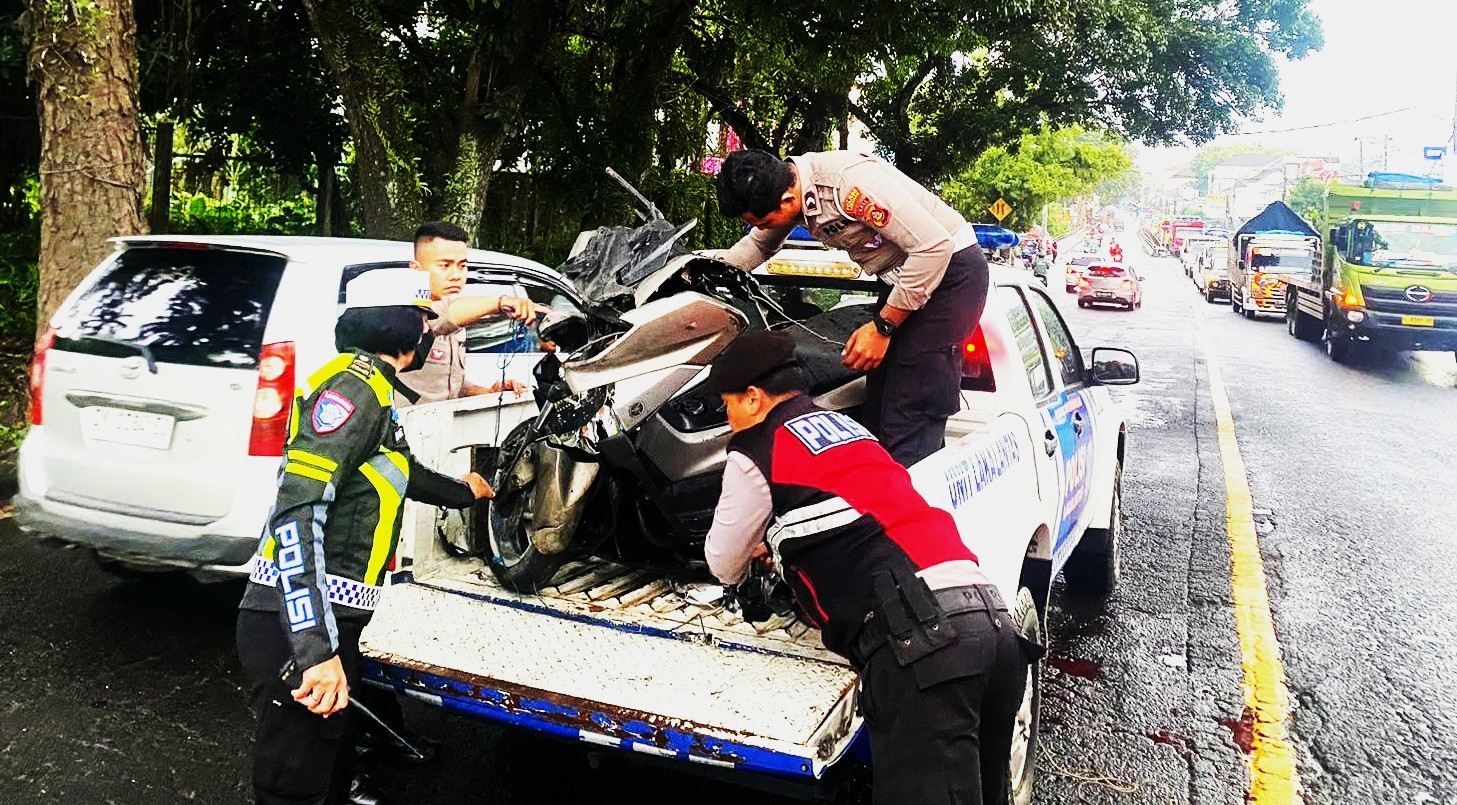 NAHAS PEMOTOR : Motor NMax korban seusai menabrak truk di lampu merah Ir.Soekarno, Tabanan. (ist)