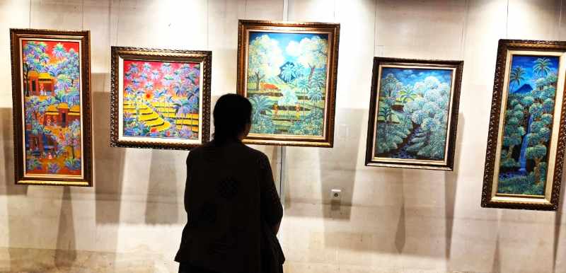 MENGAJAK MERENUNG MENJAGA BALI : Lukisan-lukisan karya Ngurah KK yang dipamerkan dalam pameran bertajuk Naive Art: Melukis Surga di The 101 Bali Oasis Sanur. (marsellus pampur)