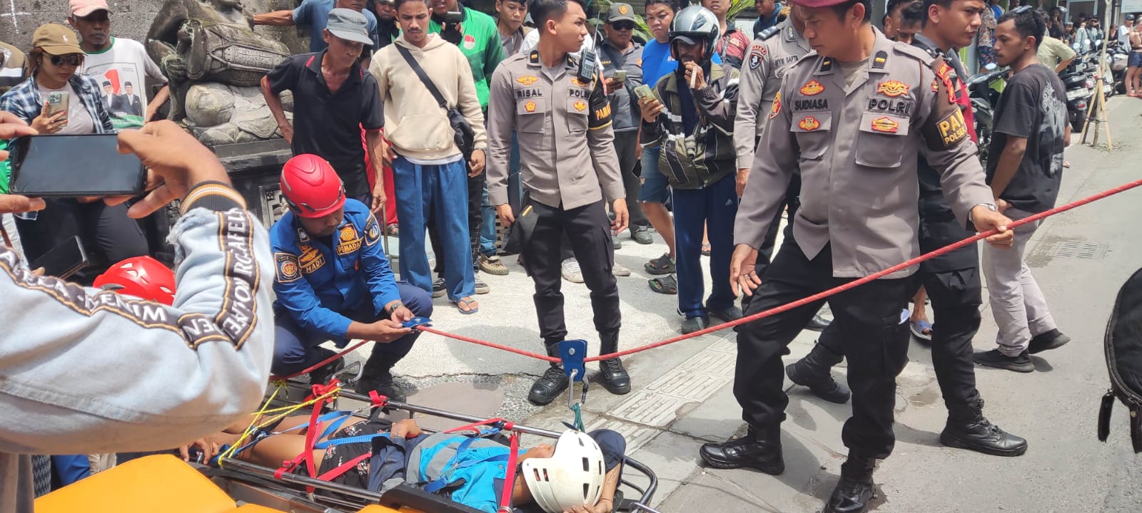 TERSENGAT LISTRIK: Salis Budiono, 36, asal Ponorogo, dan Adit Tiyan Susanto, 28, asal Surabaya, alami kecelakaan kerja.