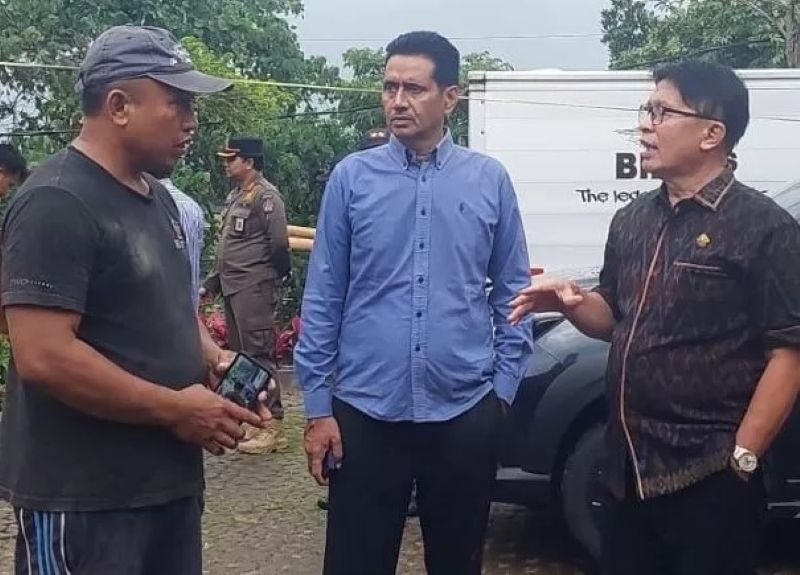 KECEWA: Ketua Fraksi Demokrat-NasDem, Somvir (biru) saat bersama Ketua Pansus TRAP DPRD Bali Suparta dalam sidak pelanggaran tata ruang.