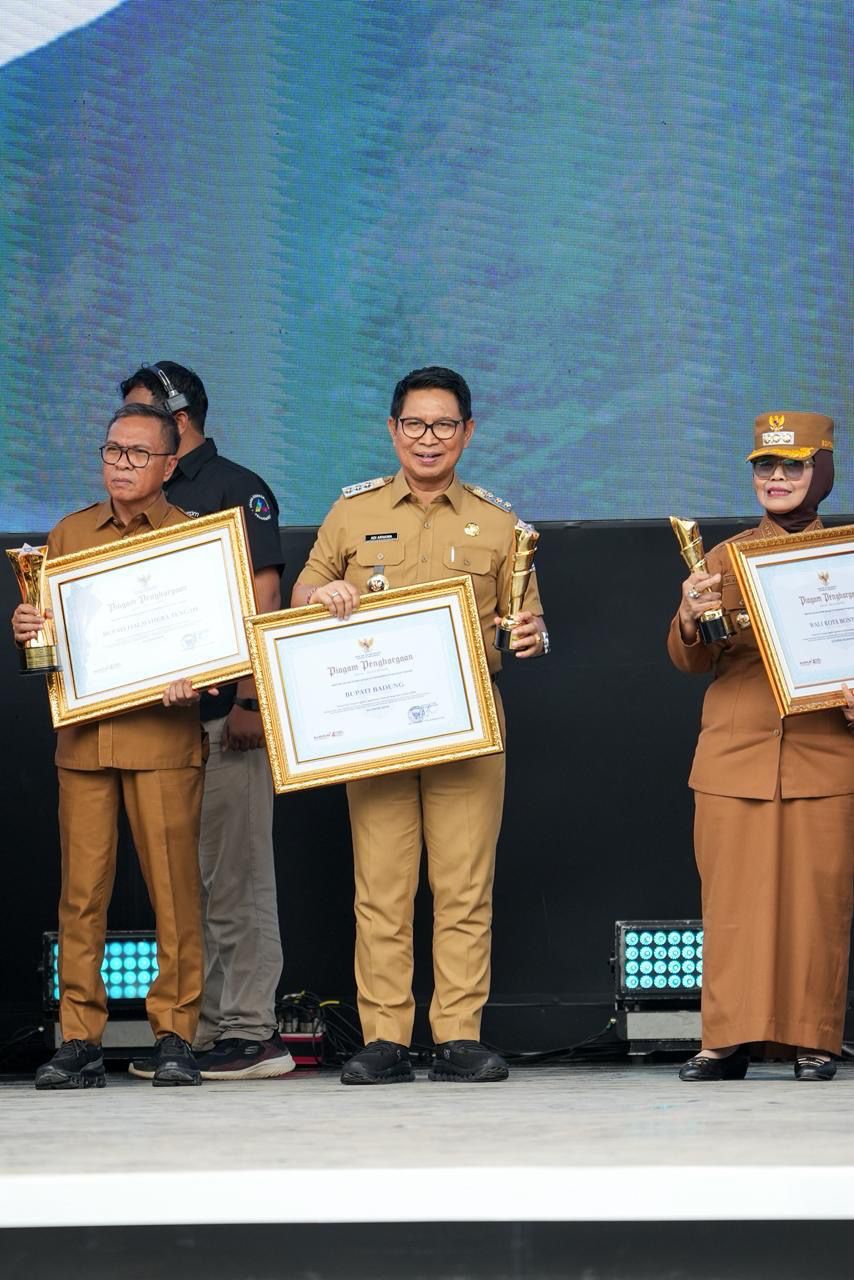 Bupati Wayan Adi Arnawa menerima Penghargaan Upakarya Wanua Nugraha Tahun 2025 dari Kemendagri saat Puncak Peringatan Hardesnas Tahun 2026 di Lapangan Desa Butuh, Boyolali, Jawa Tengah, Kamis (15/1).