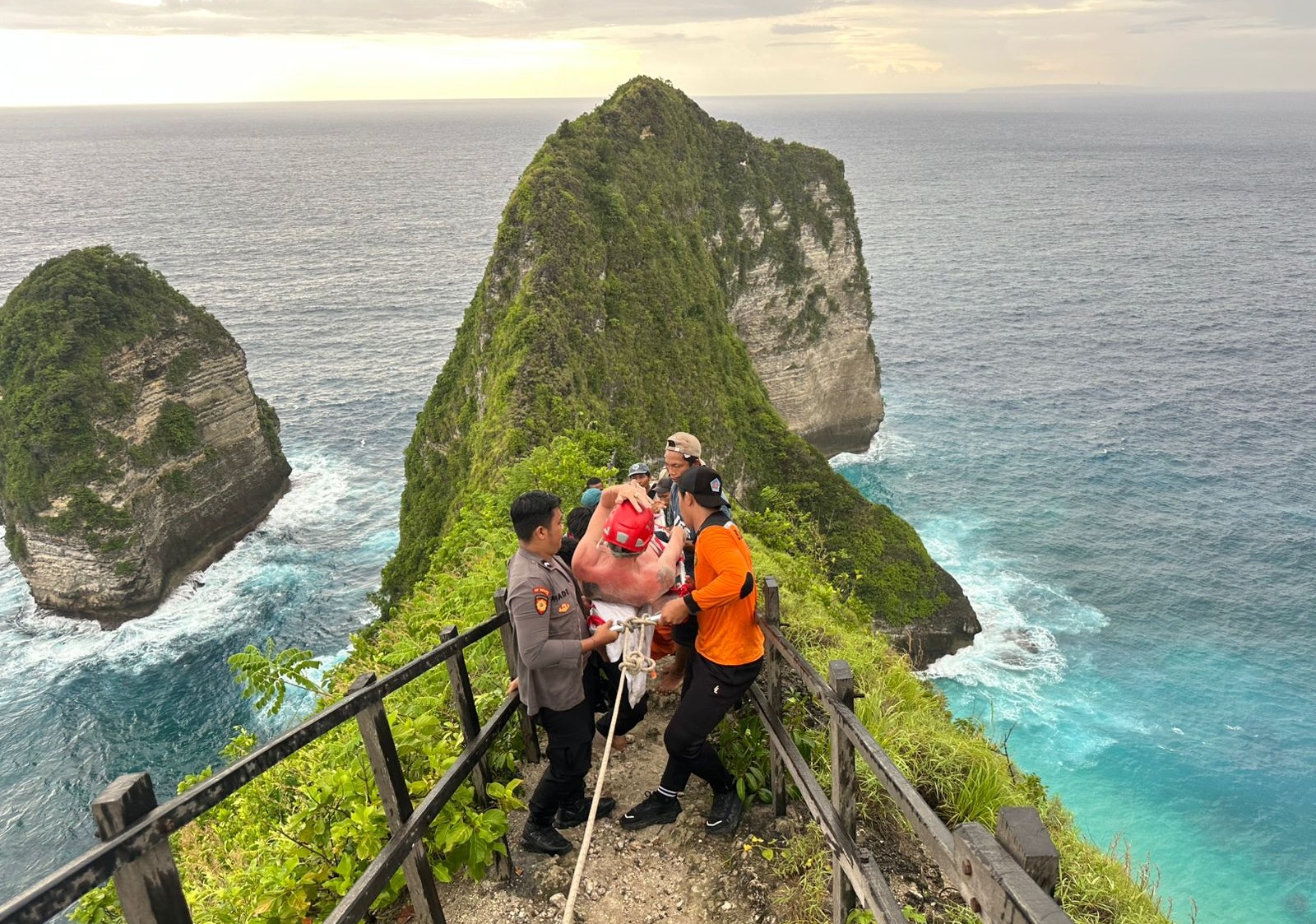 BALI PUNYA KEUNIKAN TERSENDIRI : Pantai Kelingking, Nusa Penida, salah satu objek ikonik wisata Bali. (istimewa)