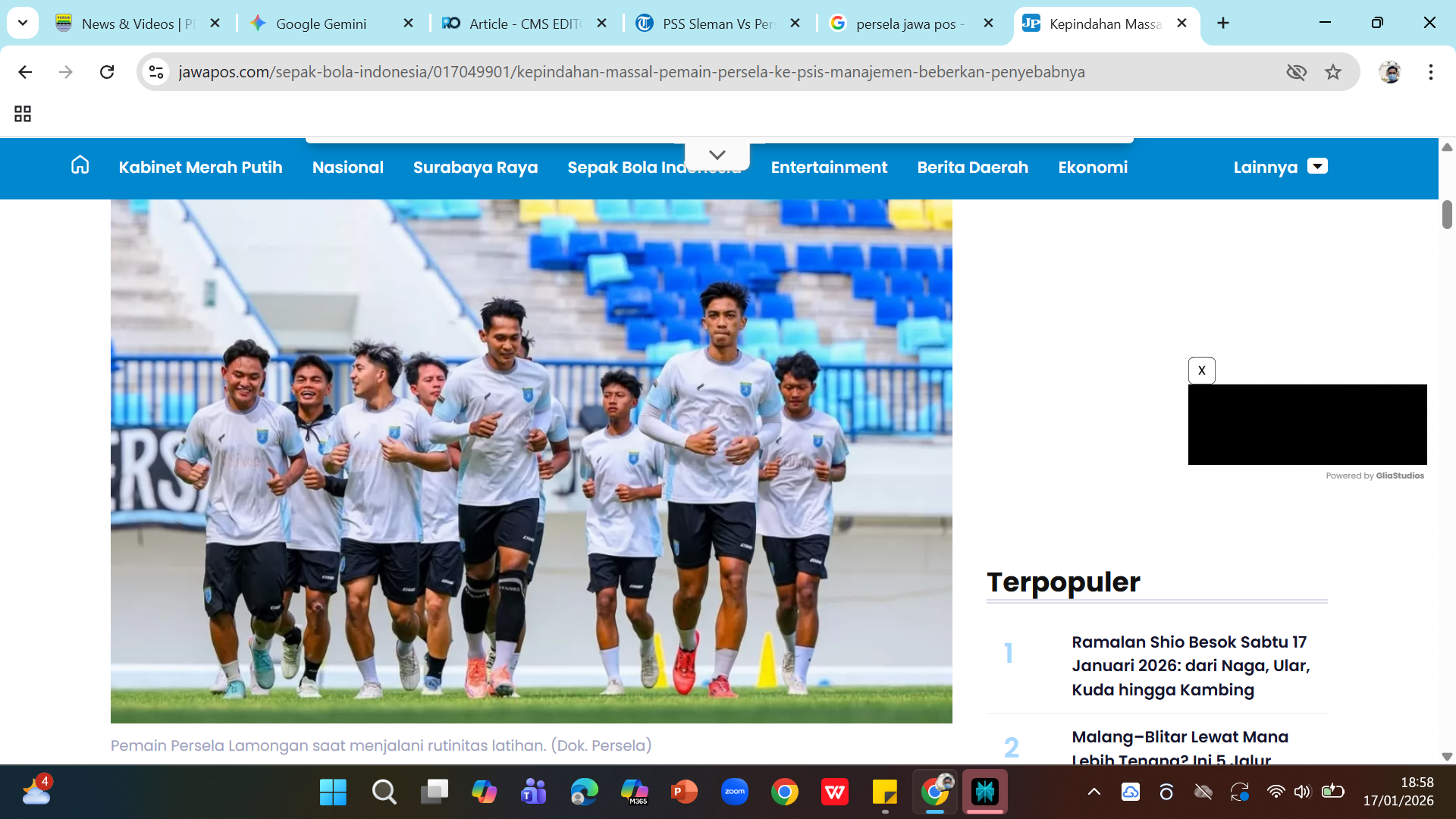 Pemain Persela saat menjalani latihan di Stadion Surajaya.
