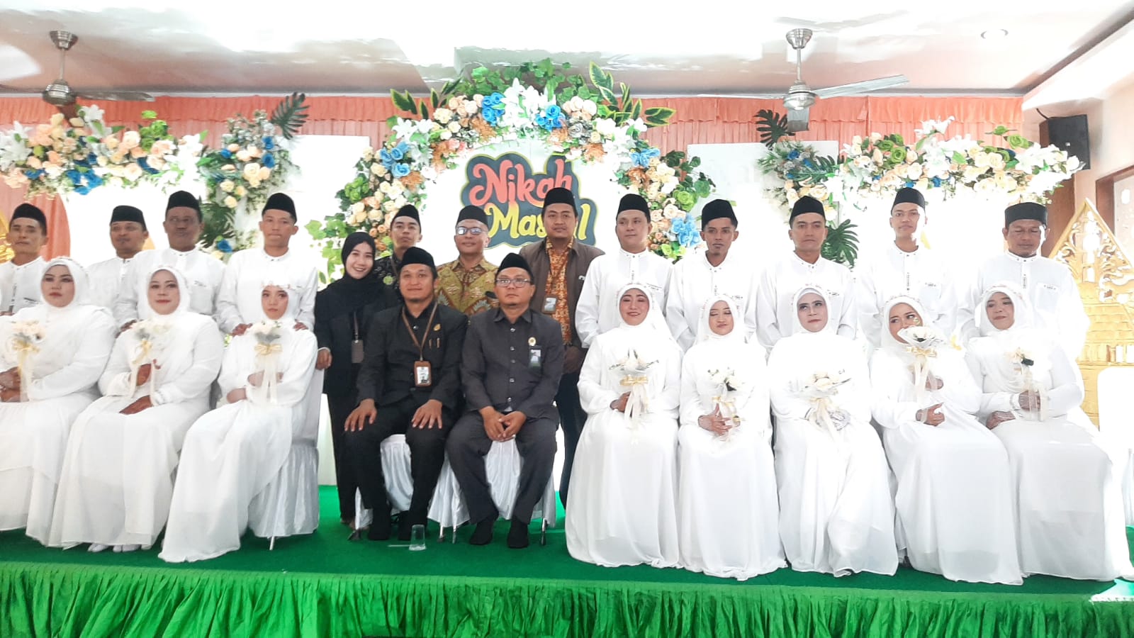 SUNGGUH SENANGNYA: Para pasangan pengantin foto bersama pejabat KUA Denpasar Barat dan panitia usai akad nikah