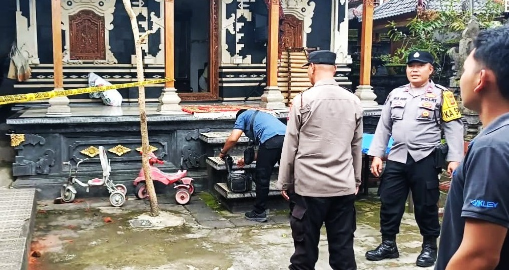 PANTAU LOKASI KEJADIAN ; Polisi saat melakukan olah tkp pelemparan batu ke rumah pemilik anjing di Desa Bungaya. (Istimewa)