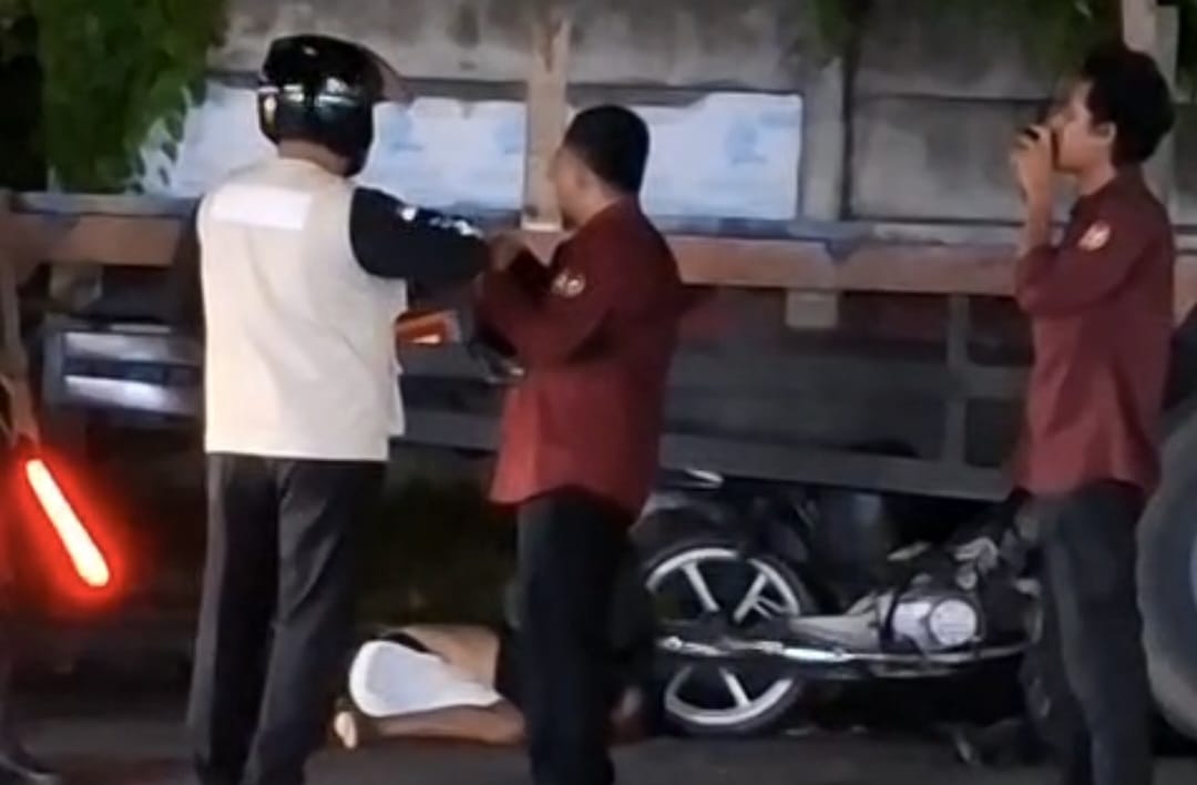 LIAR: Motor bersama pengendara berada di kolong truk tronton yang terparkir di badan Jalan Cargo Permai, Denpasar Utara, Minggu (18/01/2026).