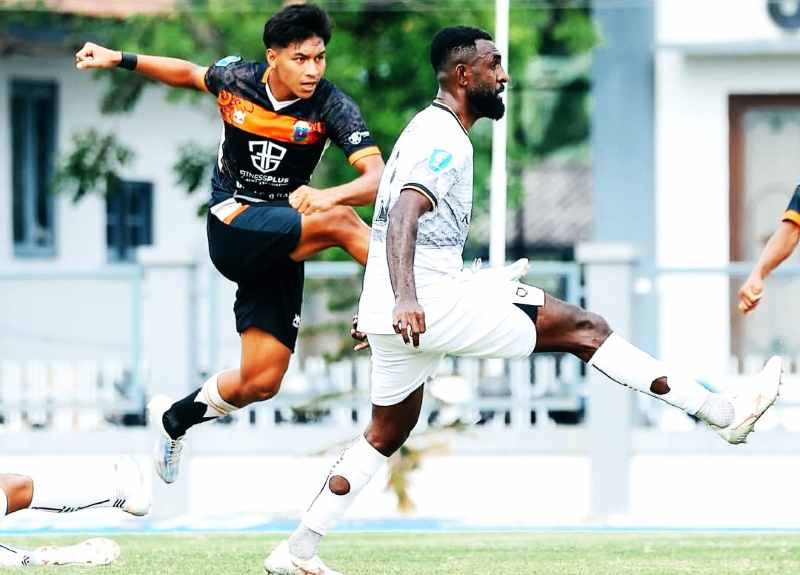 DI LUAR DUGAAN : Perseden Denpasar (jersey hitam) saat laga melawan WBFC Papua Tengah yang berakhir dengan skor 4-1 untuk WBFC. (IG. Perseden)