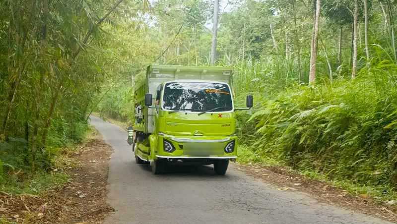 MENUAI PROTES : Truk melintas jalan permukiman warga Banjar Besakih Kawan, Desa Besakih, Kecamatan Rendang. (ist)