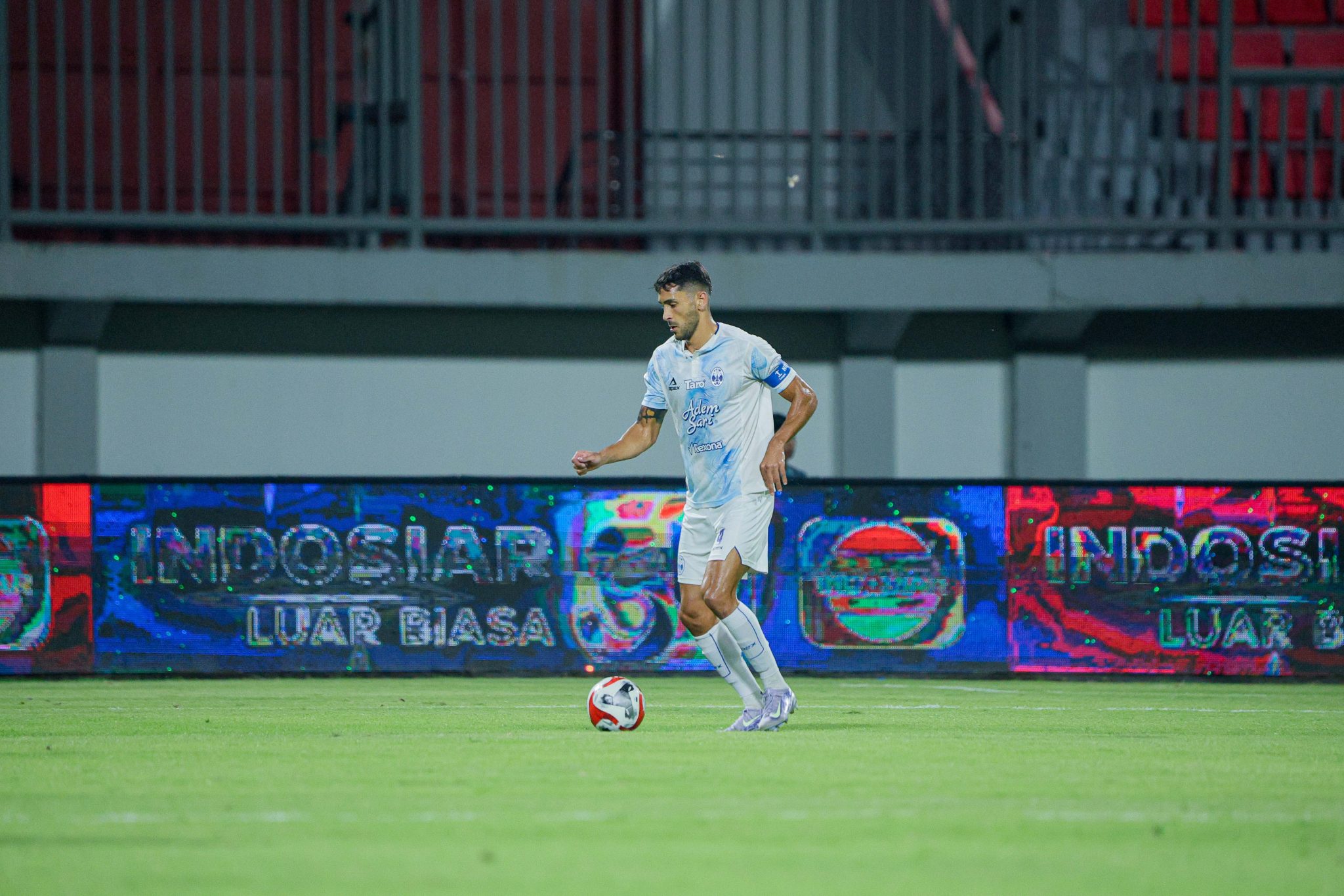 Bek PSIM Franco Ramos sesaat sebelum diusir dari lapangan dalam laga melawan Madura United.
