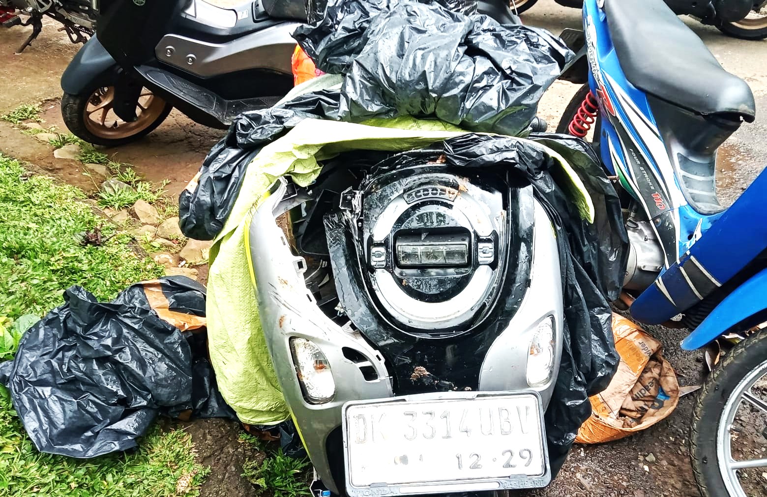 APES : Motor dan barang paketan yang harus dikirim I Nyoman Satria Dharma, kurir paket. (foto:Polres Buleleng)