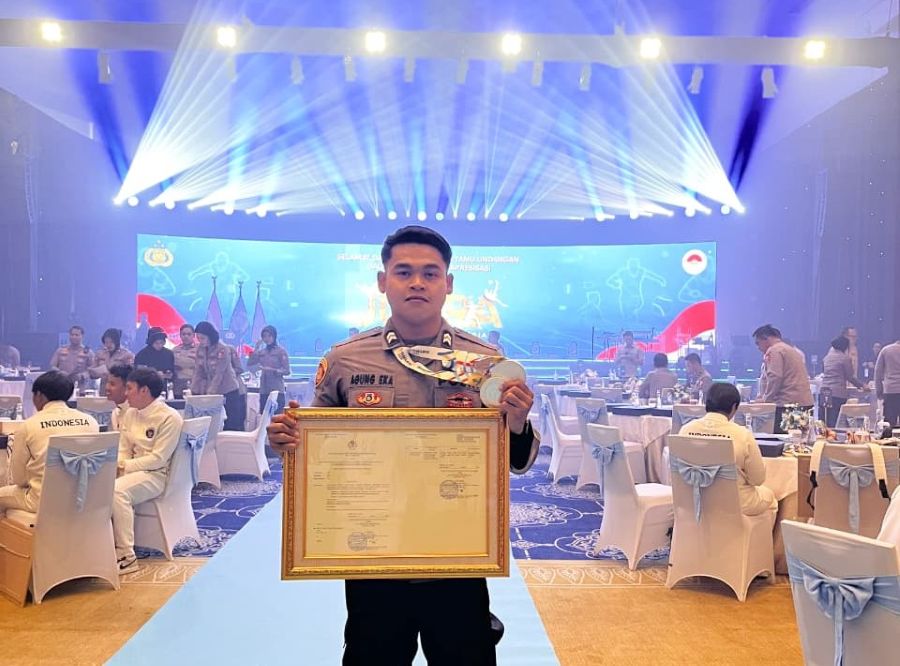 HEBAT: Briptu Eka Wibawa Dana mendapat penghargaan langsung dari Kapolri Jenderal Polisi Listyo Sigit Prabowo.