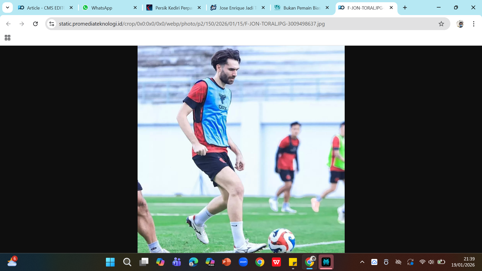Gelandang Jon Toral direkrut Persik Kediri untuk memperkuat serangan. Jon adalah produk La Masia sebelum direkrut Arsenal.
